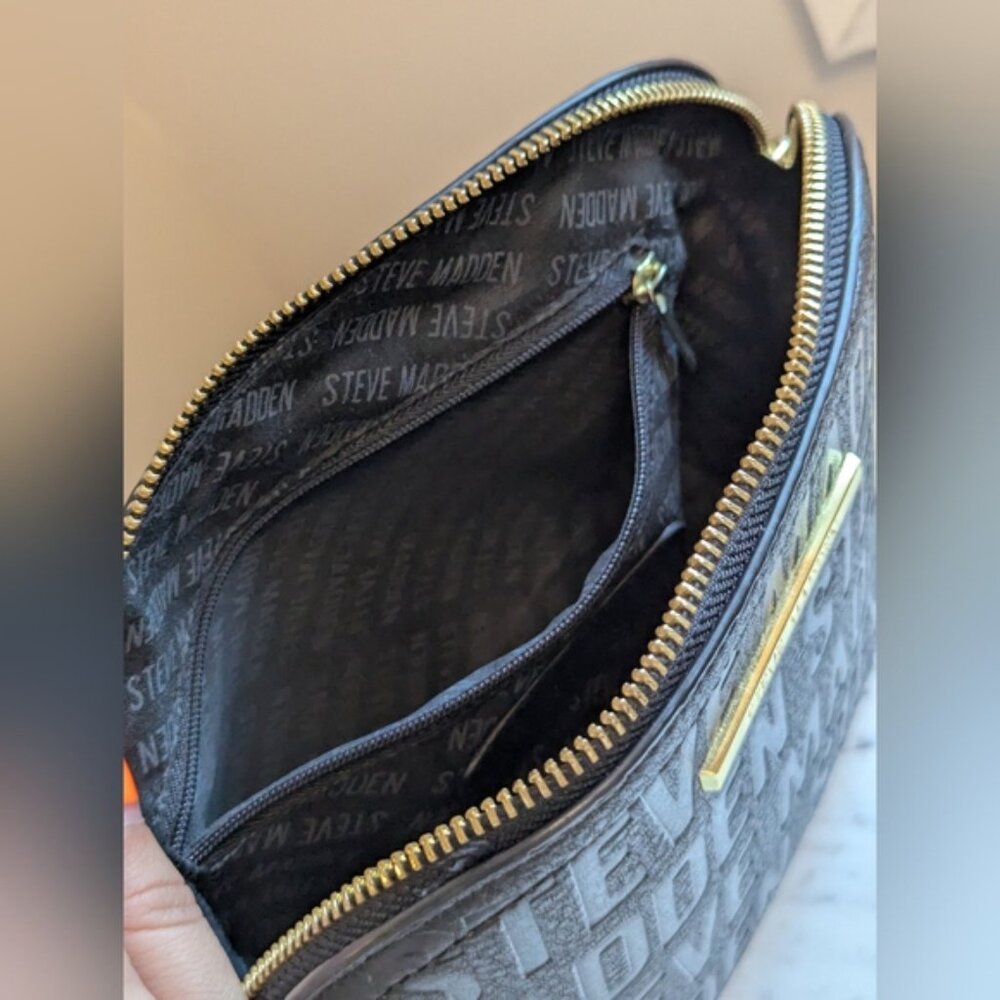 Steve Madden Black and Gold Logo Crossbody Bag with Structured Design - Picture 6 of 7